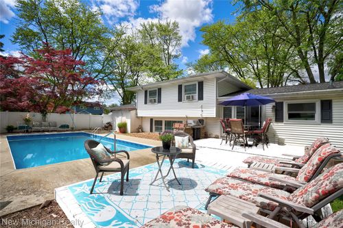 1 Sunburst Ct, Frankenmuth, MI, 48734-1223 | Card Image