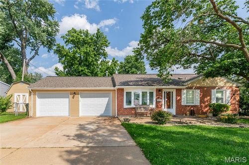 4300 Saint Dominic Ln, Saint Ann, MO, 63074-1111 | Card Image