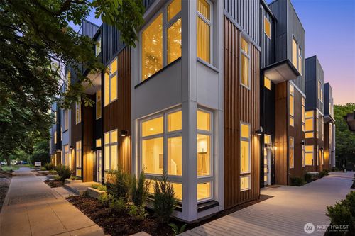 1713 17th Ave, Seattle, WA, 98122-5411 | Card Image
