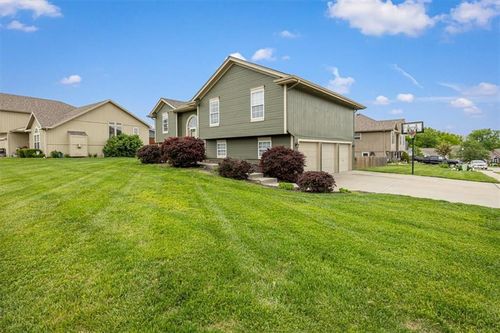 1102 E 18th St, Kearney, MO, 64060-7617 | Card Image
