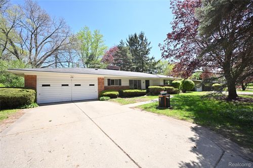 2765 Lahser Rd, Bloomfield Hills, MI, 48304-1636 | Card Image