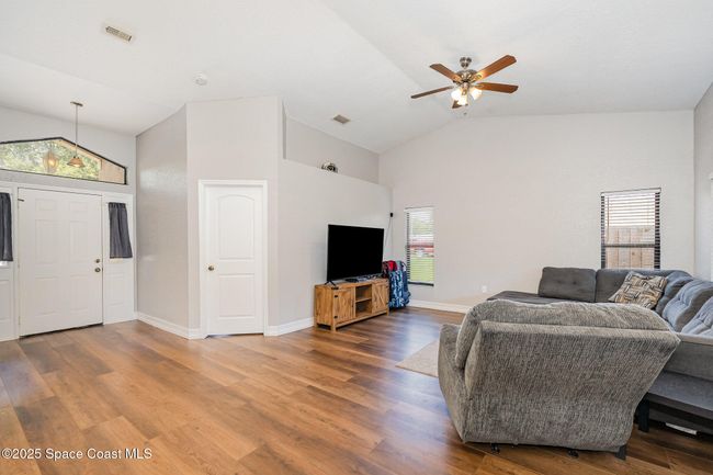 Living Area | Image 7