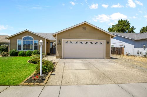 1242 Hawk Dr, Central Point, OR, 97502-3568 | Card Image