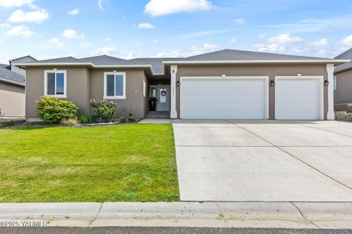 1504 W Naches Ave, Selah, WA, 98942-1553 | Card Image