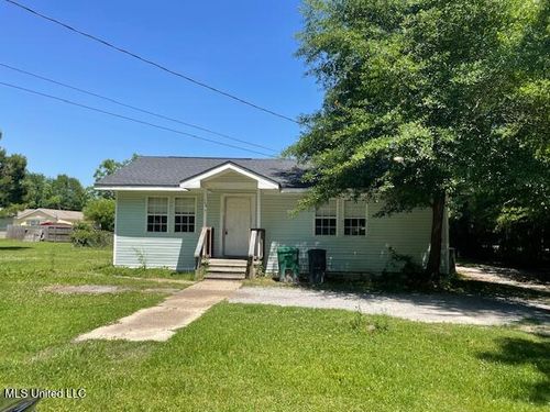 708 Wood St, Waveland, MS, 39576-3740 | Card Image