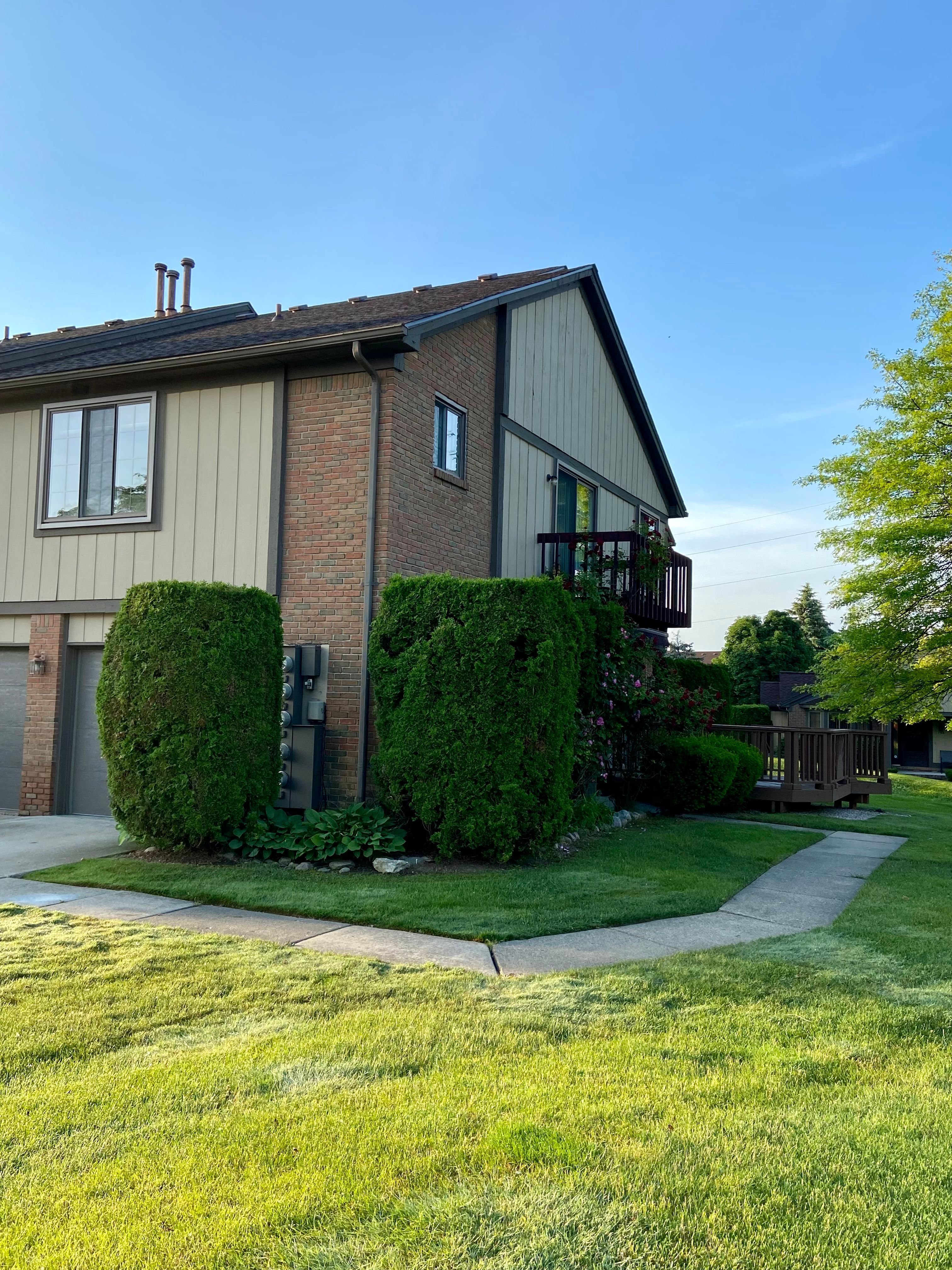 Meadow Lane Cir, Rochester Hills, MI 48307