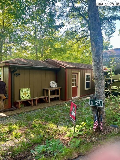 21 Dogwood Ln, Newland, NC, 28657-8221 | Card Image