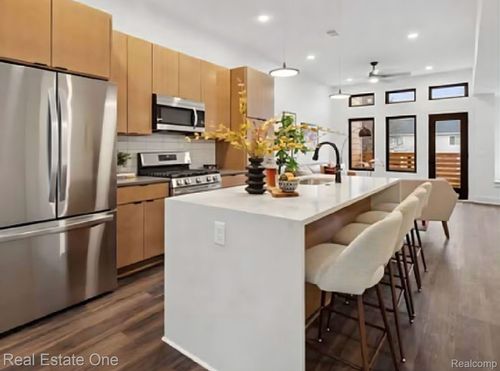 11-1547 Pallister St, Detroit, MI, 48206-2805 | Card Image