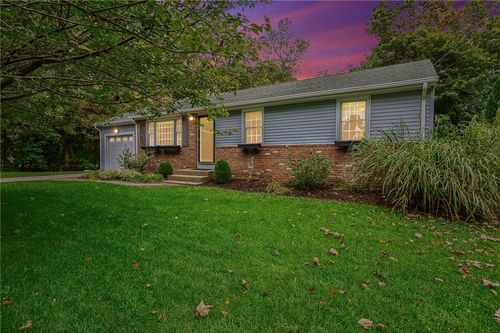 6 Wampanoag Cir, North Kingstown, RI, 02852-5747 | Card Image