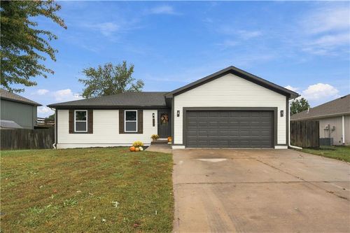 106 Trinity Cir, Harrisonville, MO, 64701-3493 | Card Image