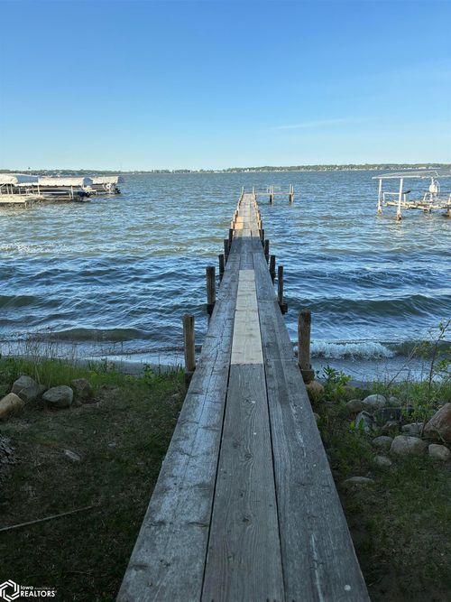 487 N Shore Dr, Clear Lake, IA, 50428-1374 | Card Image