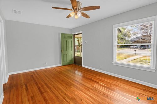 960 E Mountain St, Seguin, TX, 78155-5011 | Card Image