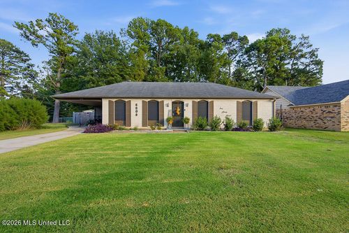 8208 Chesterfield Dr, Southaven, MS, 38671-3813 | Card Image