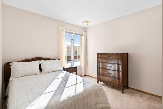 1038 Shawnee Rd Sw, Home with 3 bedrooms, 3 bathrooms and 4 parking in Calgary AB | Image 25