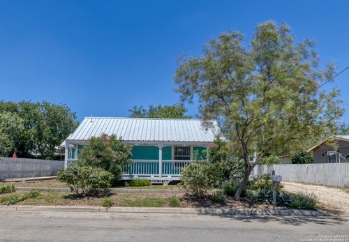 327 Wood St, Uvalde, TX, 78801-5661 | Card Image