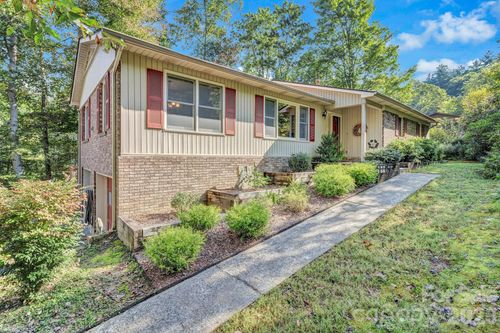 238 Park Ln, Hendersonville, NC, 28791-8614 | Card Image