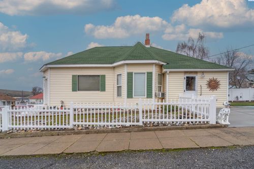 102 W 3rd St, Lind, WA, 99341-2000 | Card Image