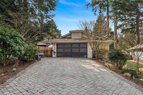 990 Scottswood Close, Victoria, BC, V8Y2V1 | Card Image