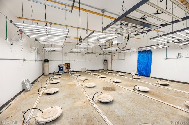 Building 1 Main Room | Image 32