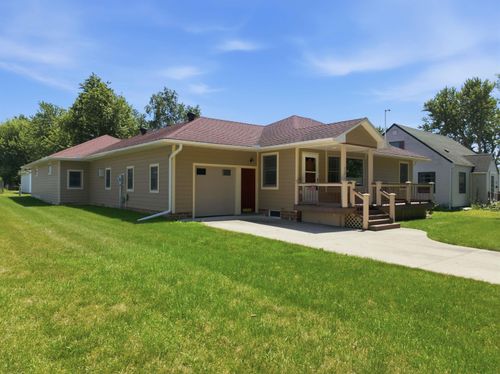 808 Pleasant St, Sumner, IA, 50674-1426 | Card Image