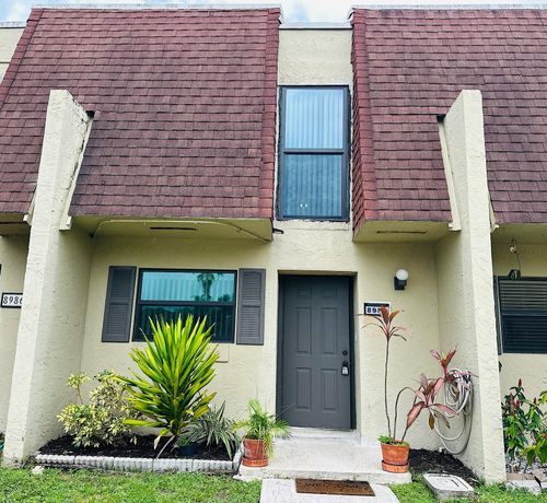 8988-8988 Palm Tree Ln, Pembroke Pines, FL, 33024-4612 | Card Image