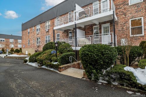 apt-136-30 Daley Pl, Lynbrook, NY, 11563-2207 | Card Image