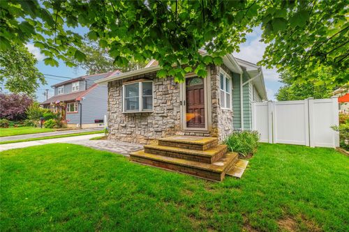 424 Albermarle Ave, Bellmore, NY, 11710-3501 | Card Image