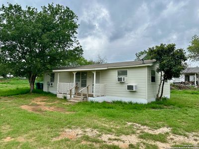 204 Campbell, House other with 3 bedrooms, 1 bathrooms and null parking in Jourdanton TX | Image 2