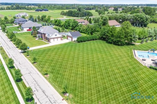 5801 Hamptons Dr, Monclova, OH, 43542-8613 | Card Image