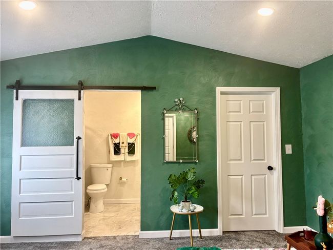 Sliding barn door to ensuite | Image 36