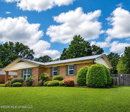 2049 Oakhurst Dr, Grenada, MS, 38901-5119 | Card Image