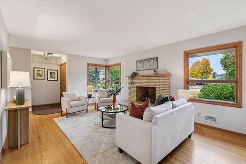 3957 Lake Curve Ave N, Robbinsdale, MN, 55422-2225 | Card Image