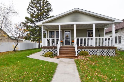 1009 Knight Ave N, Thief River Falls, MN, 56701-1525 | Card Image