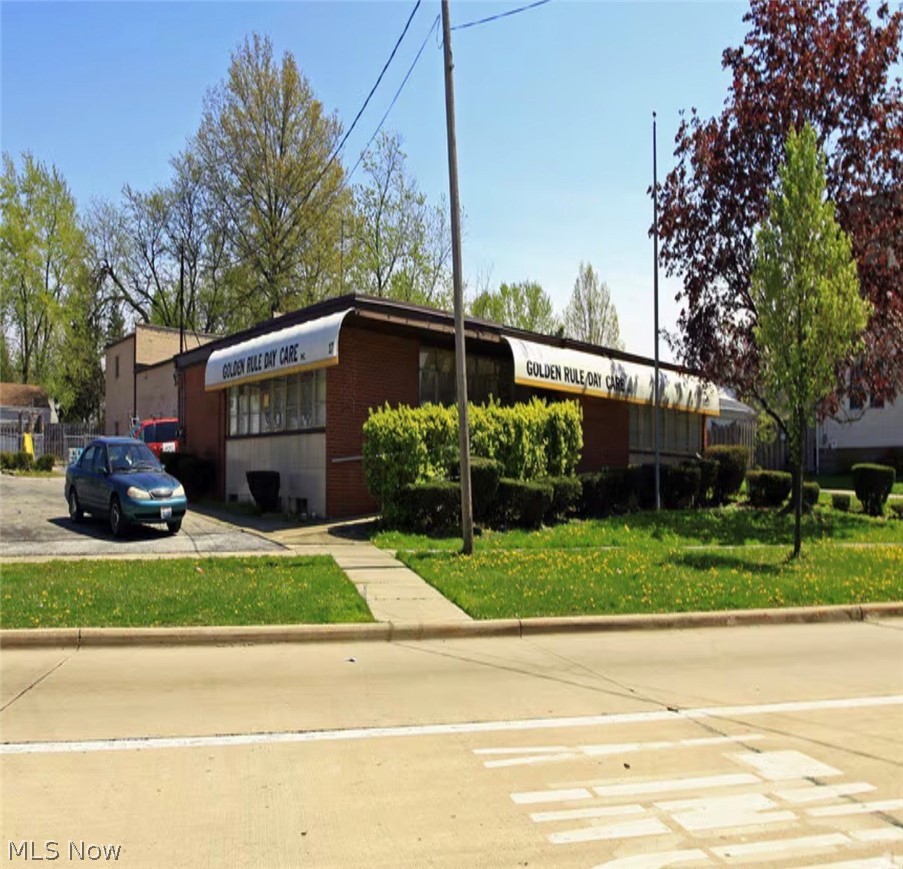 5117 Lee Rd, Maple Heights, OH 44137