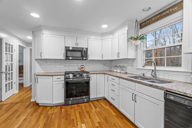 New appliances and microwave | Image 15