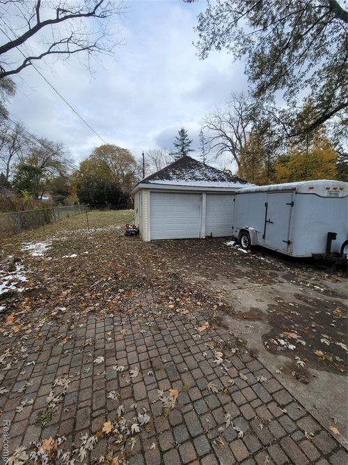 22936 Oakwood Ave, Eastpointe, MI, 48021-3528 | Card Image