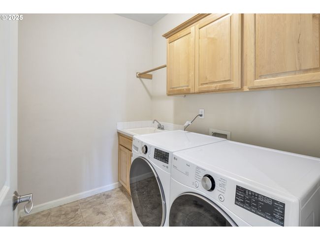 23073 Bland Cir, House other with 5 bedrooms, 3 bathrooms and 3 parking in West Linn OR | Image 36