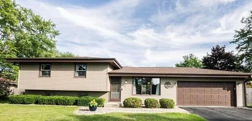 531 W Hollybrook Ln, Saukville, WI, 53080-2213 | Card Image