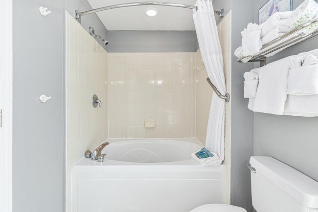Full bathroom with toilet and shower / bath combo with shower curtain | Image 18