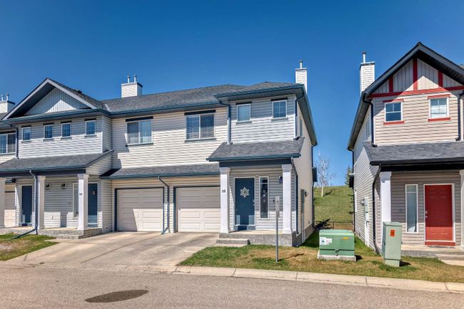 98 Everridge Gardens Sw, Home with 4 bedrooms, 3 bathrooms and 2 parking in Calgary AB | Image 3