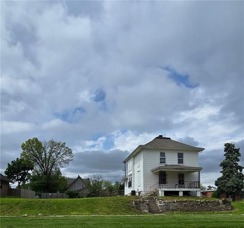 2022 Van Brunt Blvd, Kansas City, MO, 64127-2925 | Card Image