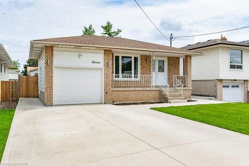 11 Aterno Dr, Hamilton, ON, L9C5S4 | Card Image