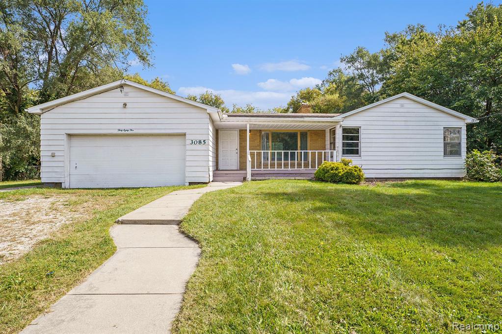 Center Rd, Burton, MI 48519
