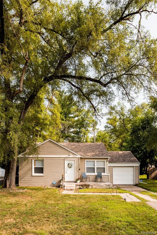 20210 Westhampton Ave, Southfield, MI, 48075-5652 | Card Image
