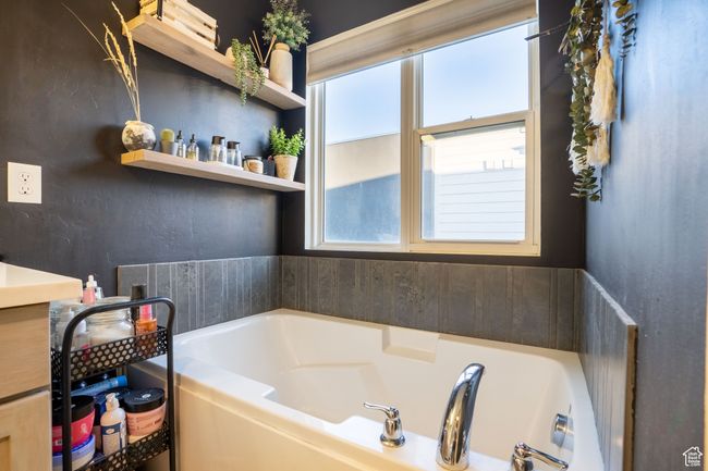 Bathroom with a garden tub | Image 22