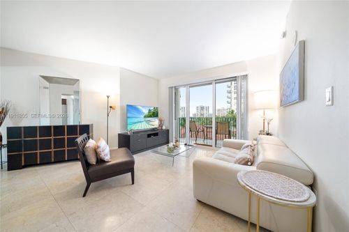 apt-816-19900 E Country Club Dr, Aventura, FL, 33180-3332 | Card Image