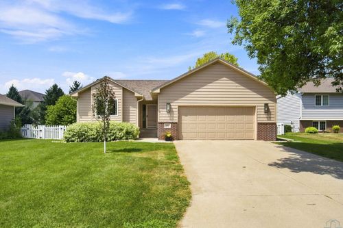 237 Bobwhite Cir, Dakota Dunes, SD, 57049-5332 | Card Image