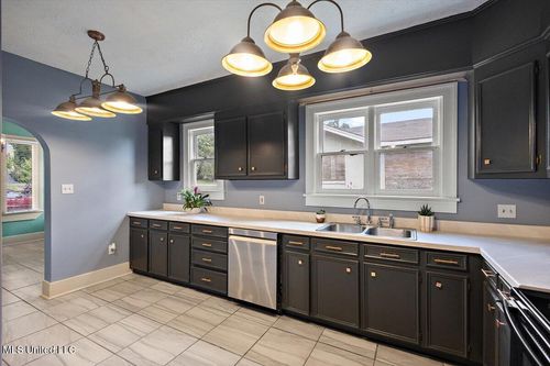 1054 Madison St, Jackson, MS, 39202-2724 | Card Image