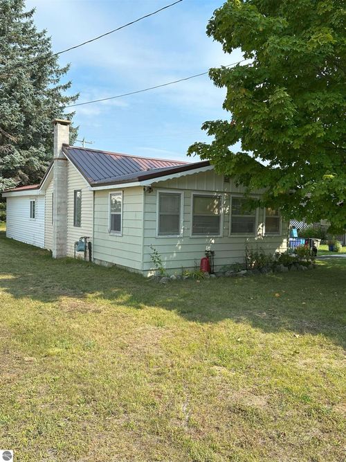 215 Elsie St, Kalkaska, MI, 49646-8229 | Card Image
