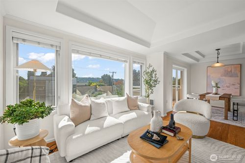 402-2167 Dexter Ave N, Seattle, WA, 98109-2463 | Card Image
